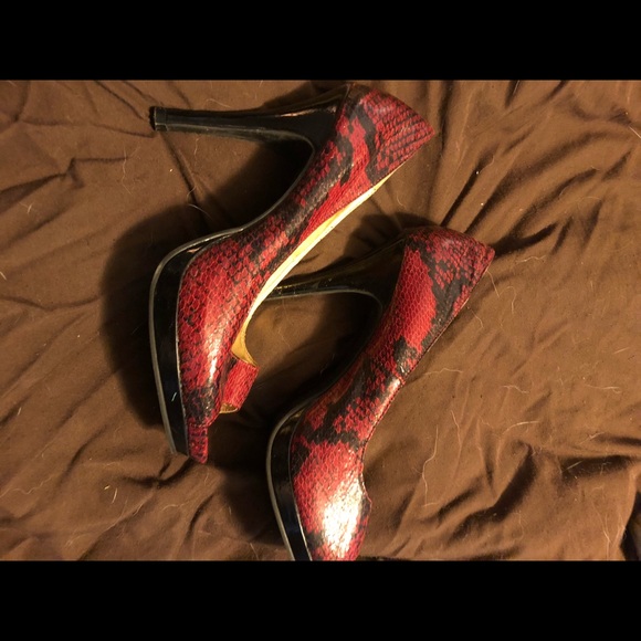 Black and red snakeskin peep toe heals. - Picture 2 of 2